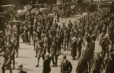 Die Rückkehr der London Rifles nach hervorragenden Diensten in Frankreich von English Photographer